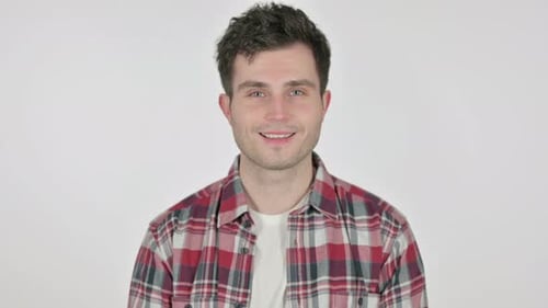 Porträt eines jungen Mannes, der in die Kamera läch