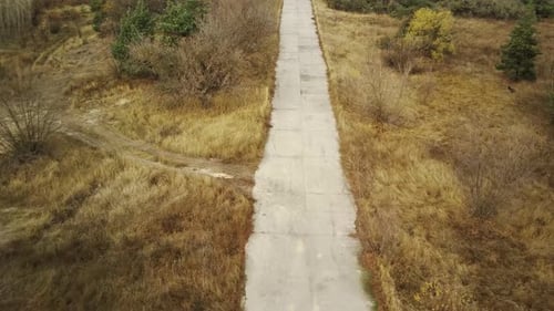 Vue aérienne de l'ancienne route détruite dans la campagne