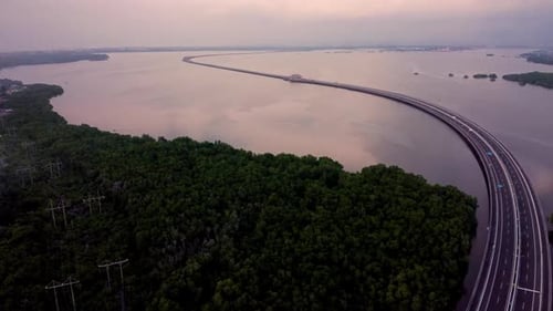 2.7K Bali Highway Miracle Coucher de soleil Océan Vue aérienne