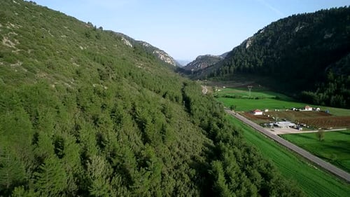 Montagnes, forêts et maisons