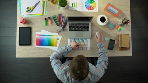 Innenarchitekt Arbeiten am Computer, Wohnung kreativ dekorieren, Ansicht von Oben