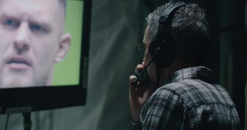 Director viendo una escena en el monitor