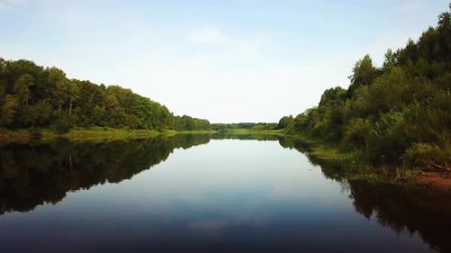 Wunderbare Landschaft des westlichen Flusses Dwina 18