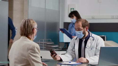 Médico de cabecera que da medicamentos recetados en botella