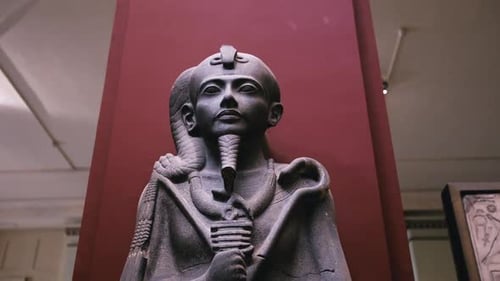 Statuen alter Götter im Museum von Kairo