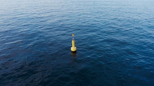 Gelbe Meeresboje im Meer