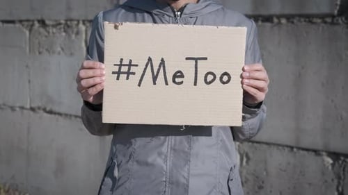 Frau gegen Belästigung.