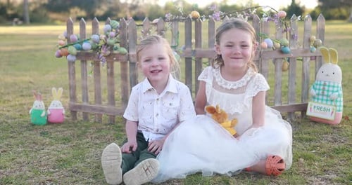 Bruder und Schwester Easter Smiles