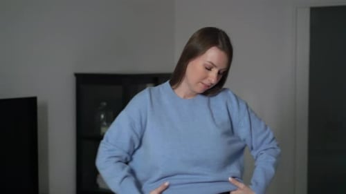 Mujer joven se puso suéter azul casual