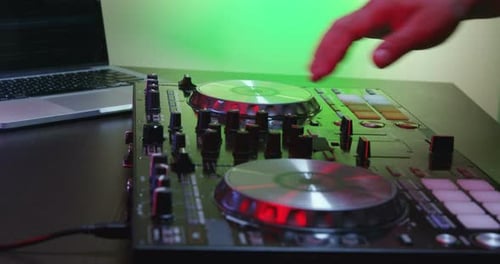 DJ benutzt sein Mixer-Tablet 13b