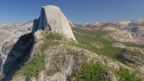 Half Dome Rock. Símbolo popular del Parque Nacional de Yosemite, EE. UU. Imágenes aéreas de primer plano lateral