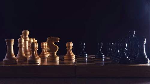 Schachspieldebüt sizilianische Verteidigung, Zeitraffer auf schwarzem Hintergrund