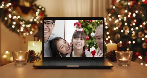 Pantalla portátil con mensaje virtual de deseos en línea de feliz Nochebuena Nochebuena.