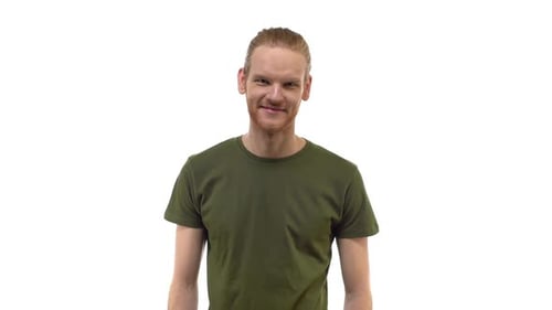Slowmo verführerischer flirty gutaussehender rothaariger rothaariger Hipster-Typ, der frech und selbstbewusst beim Auschecken aussieht