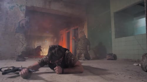 Un soldat blessé courageux sortant de la ligne de feu
