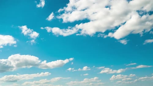 Wolken bewegen sich sanft am blauen Himmel. Zeitraffer