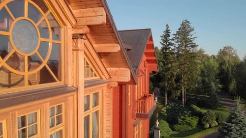 Mansión u hotel de madera roja