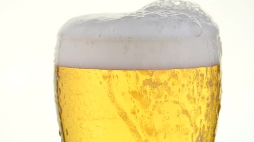 Bier ins Glas gießen