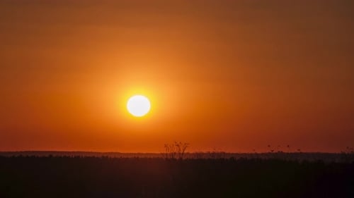 Zeitraffer Sonnenuntergang am Himmel Große hellgelbe Sonne bewegt sich am Horizont herab