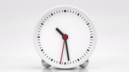 Cadran avec aiguilles des heures, des minutes et des secondes, environ 10 heures sur fond blanc