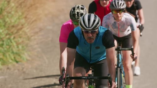 Groupe de cyclistes sur route. Entièrement publié pour un usage Commercial.