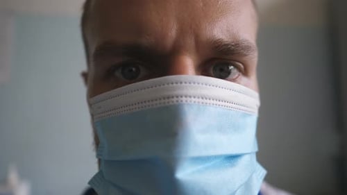 Vue d'un médecin portant un masque de protection contre le virus