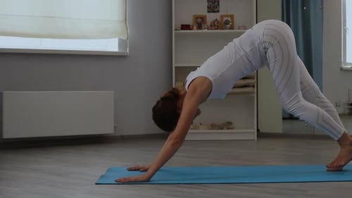 Junge Frau praktiziert Yoga im Studio