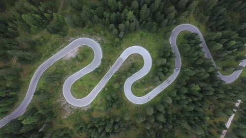 Vista superior da estrada alpina