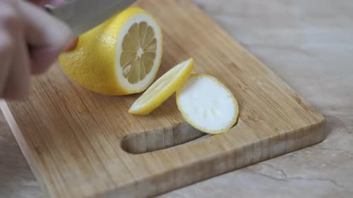 Limón en rodajas.