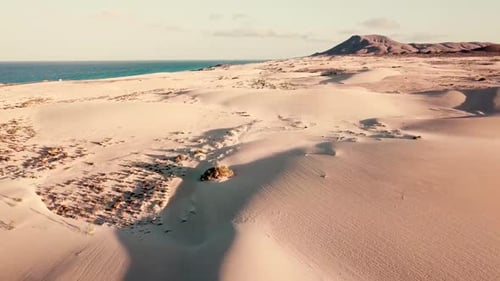 Blick von oben auf Wüstendünen - Konzept von wildem Abenteuerreiseziel und wilder Schönheit