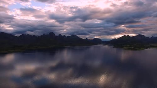 Hoch über dem Meer fliegen auf Vesteralen in Norwegen