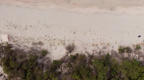 Vista aérea del bosque verde playa de arena blanca y azul turquesa transparente océano mar con blanco