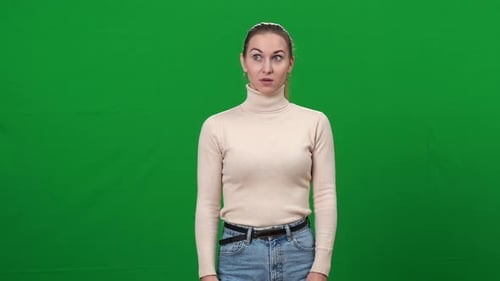 Gelangweilte desinteressierte Frau imitiert Schussschuss im Tempel auf Greenscreen