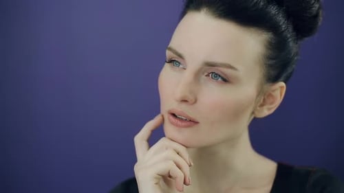 La mujer quiere tomar una decisión