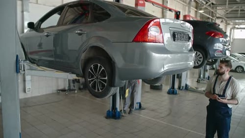 Mitarbeiter im Fahrzeugservice