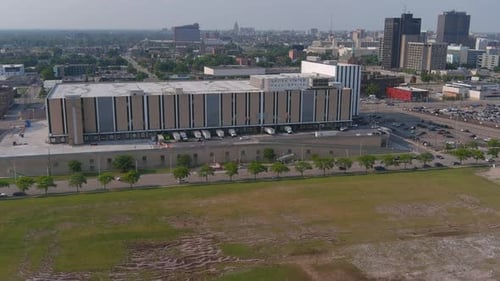 Vista aérea de la oficina principal de correos de los Estados Unidos cerca del centro de Detroit. Este vídeo fue filmado en