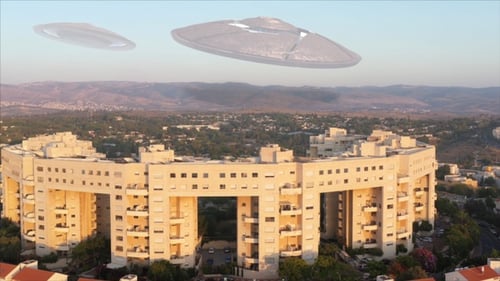 Fliegende Ufo-Untertassen über den Bergen in der Nähe der Stadt - Luftaufnahme