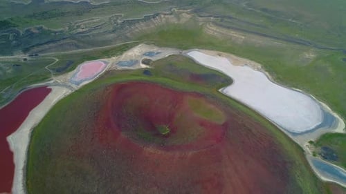 Vulkanischer Kratersee aus der Luft