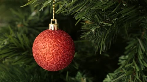 Ornement décoratif brillant accroché à un sapin de Noël 4K 2160p 30fps UltraHD métrage - Gros plan rouge