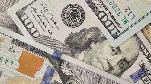 Nahaufnahme der Rechnungen für ein Fragment einer Hundert-Dollar-Banknote des Dollarscheins