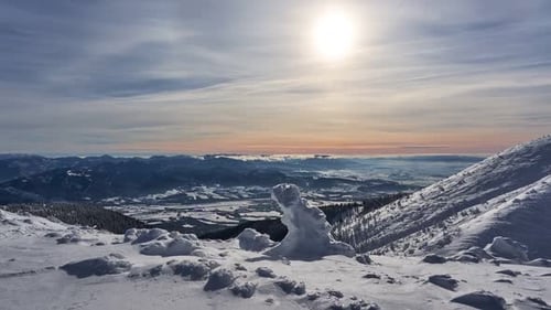 Berg-Winterlandschaft am Mittag