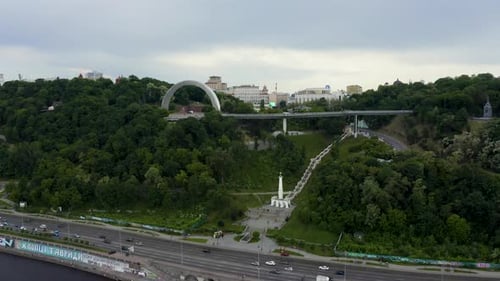 Panoramablick auf den Bogen der Völkerfreundschaft vom Himmel aus