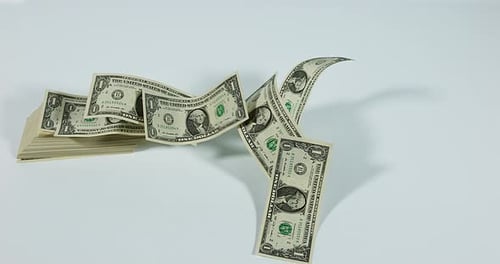 1 US-Dollar-Banknoten fliegen vor weißem Hintergrund, Zeitlupe 4K
