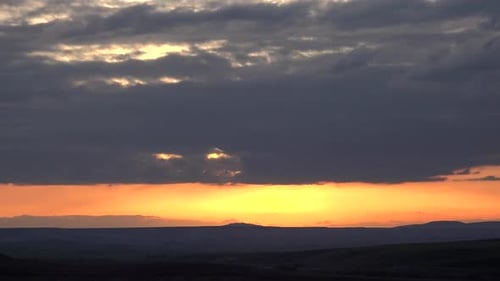 Sonne hinter Wolken vor Sonnenuntergang