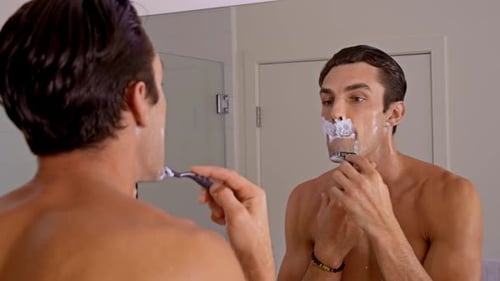 Homem atlético se barbeando