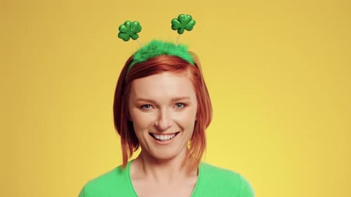 Frau feiert St. Patrick's Day in Studioaufnahme