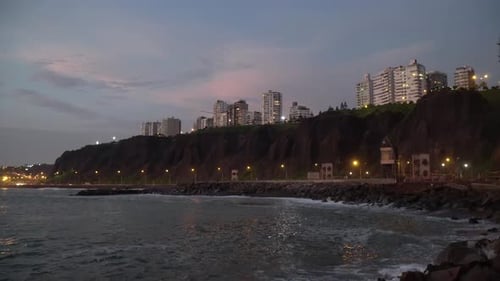 Puesta de sol sobre el mar, los edificios y la carretera en Miraflores, Lima, Perú