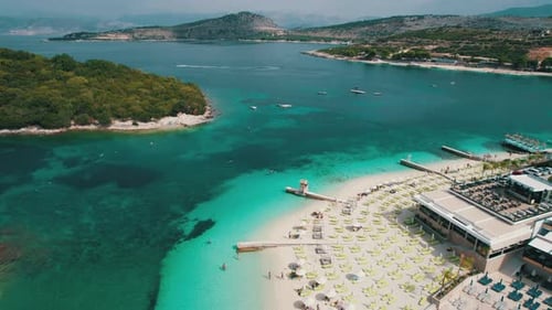 Luftaufnahme Exotischer Strand mit türkisfarbenem Wasser in Albanien Ksamil-Inseln
