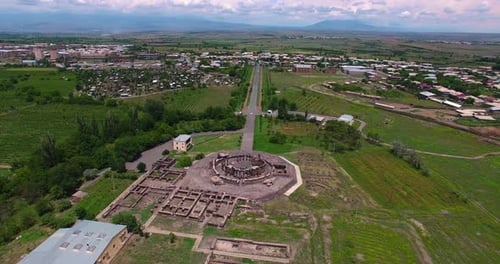Images aériennes des ruines de Zvartnotc en Arménie.