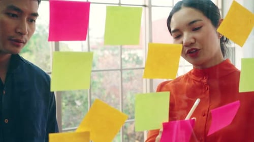 Empresários trabalham no conselho de planejamento de projetos